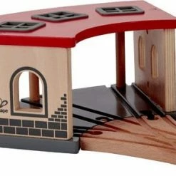 Hape Big Engine Shed E3704 14 Hape Big Engine Shed E3704 -Duurzamer-speelgoed Winkel 550x302 3