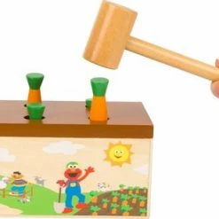 Small Foot Company Small Foot - Houten Hamerbank 'Sesamstraat' 9 Small Foot Company Small Foot - Houten Hamerbank 'Sesamstraat' -Duurzamer-speelgoed Winkel 550x308 4