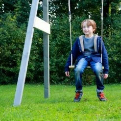AXI Houten Schommelzitje - Schommel Met Ophangringen En Stelachten In Gegalvaniseerd Staal 11 AXI Houten Schommelzitje - Schommel Met Ophangringen En Stelachten In Gegalvaniseerd Staal -Duurzamer-speelgoed Winkel 550x366 122