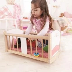 Hape - Rock-a-bye Cradle - Houten Poppenwieg -Duurzamer-speelgoed Winkel 550x366 22