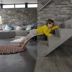 Wobbel Original Muis (grijs) - Linnen / Whitewash Houten Balance Board Van 90 Cm Met Grijs Wolvilt -Duurzamer-speelgoed Winkel 550x366