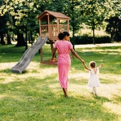 AXI Beach Tower Speeltoestel In Bruin - Speeltoren Met Zandbak En Grijze Glijbaan - FSC Hout - Speelhuis Op Palen Voor De Tuin -Duurzamer-speelgoed Winkel 550x412 4