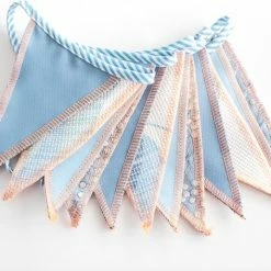 L.A.P. Atelier Mini-vlaggenlijn Baby Boy | 2,5 Meter | Stoffen Vlaggetjes | Duurzaam & Handgemaakt | Blauw Wit -Duurzamer-speelgoed Winkel 550x473 9