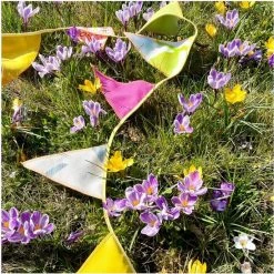 L.A.P. Atelier Vlaggenlijn Lentekriebels | 7,5 Meter | Stoffen Vlaggetjes | Duurzaam & Handgemaakt | Geel Groen Roze -Duurzamer-speelgoed Winkel 550x548 4