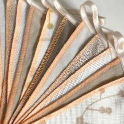 L.A.P. Atelier Vlaggenlijn Naturel | 7,5 Meter | Stoffen Vlaggetjes | Duurzaam & Handgemaakt | Naturel Wit 9 L.A.P. Atelier Vlaggenlijn Naturel | 7,5 Meter | Stoffen Vlaggetjes | Duurzaam & Handgemaakt | Naturel Wit -Duurzamer-speelgoed Winkel 550x550 203