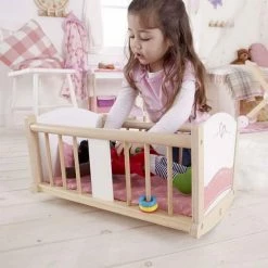 Hape - Rock-a-bye Cradle - Houten Poppenwieg -Duurzamer-speelgoed Winkel 550x550 65
