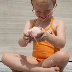 HEVEA Squeeze ?n Splash Badspeeltje - Walvis - Roze -Duurzamer-speelgoed Winkel 550x720 1