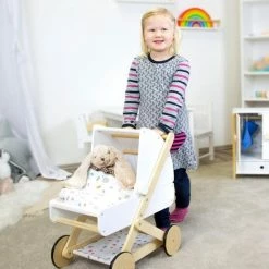 Small Foot Company Poppenwagen ''Little Button'' - Houten Speelgoed Vanaf 3 Jaar -Duurzamer-speelgoed Winkel 550x780 1