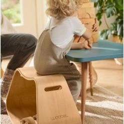 Wobbel Up Baby Muis - Houten Balans Zitje Met Lichtgrijs Persvilt - Zithoogte 32.5 Cm 8 Wobbel Up Baby Muis - Houten Balans Zitje Met Lichtgrijs Persvilt - Zithoogte 32.5 Cm -Duurzamer-speelgoed Winkel 550x816 1